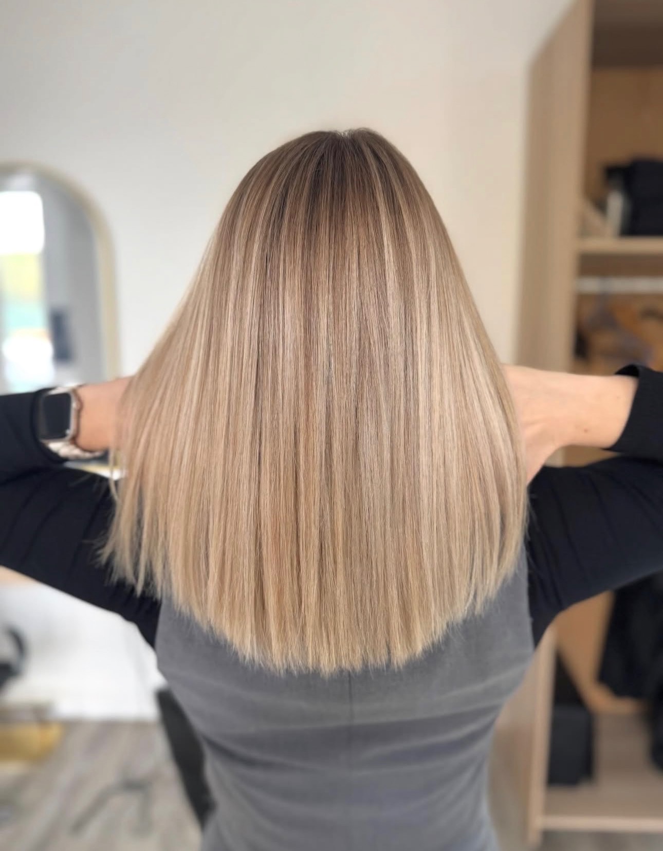 Cheveux blonds lisses à la coupe droite