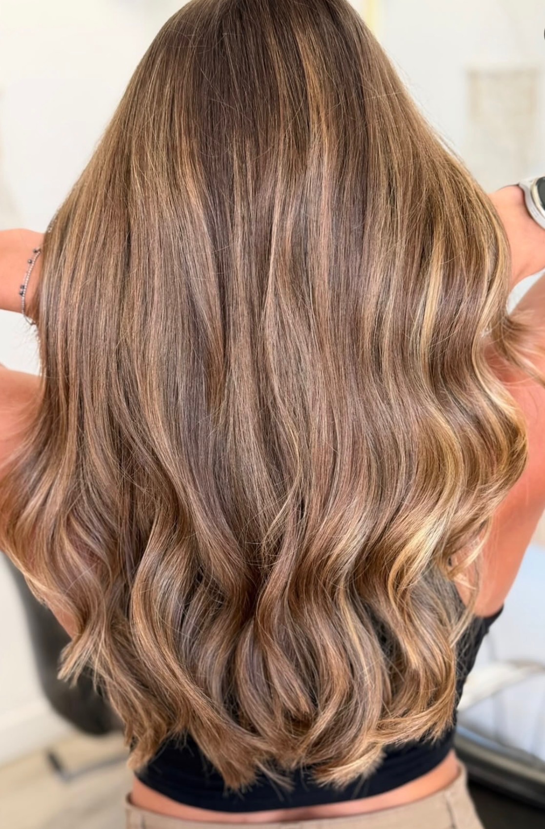 Cheveux longs aux reflets lumineux et aux ondulations souples