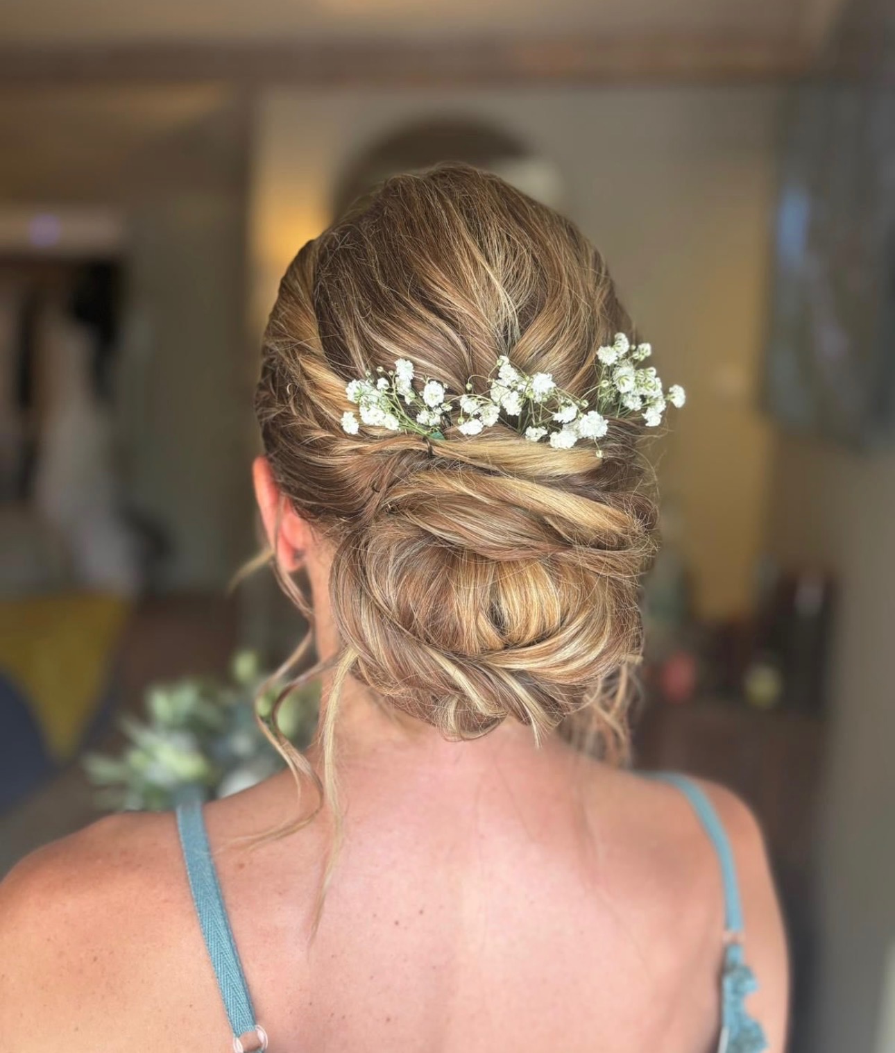 Chignon avec de petites fleurs blanches