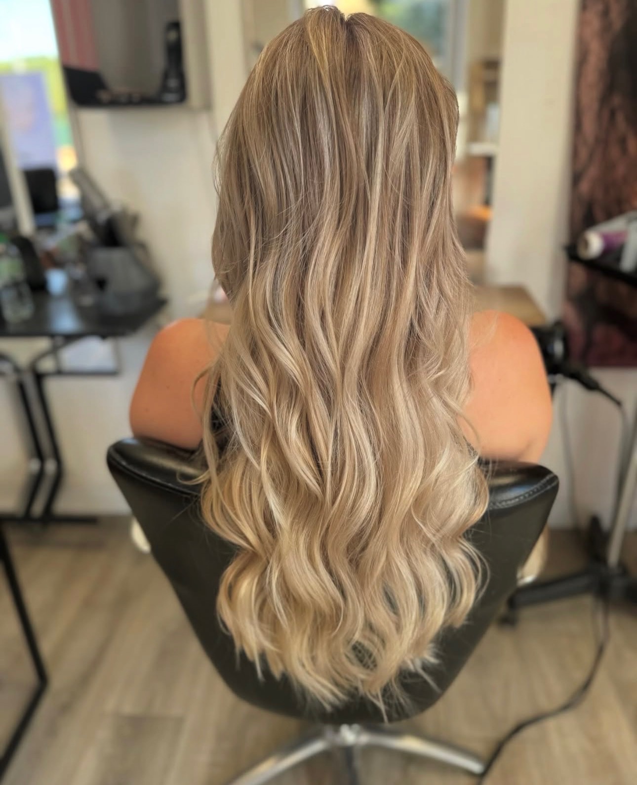 Longue chevelure blonde ondulée