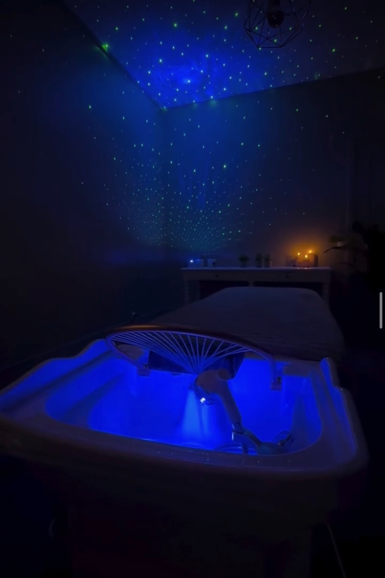Espace Hair Spa à la lumière bleue sous un plafond étoilé